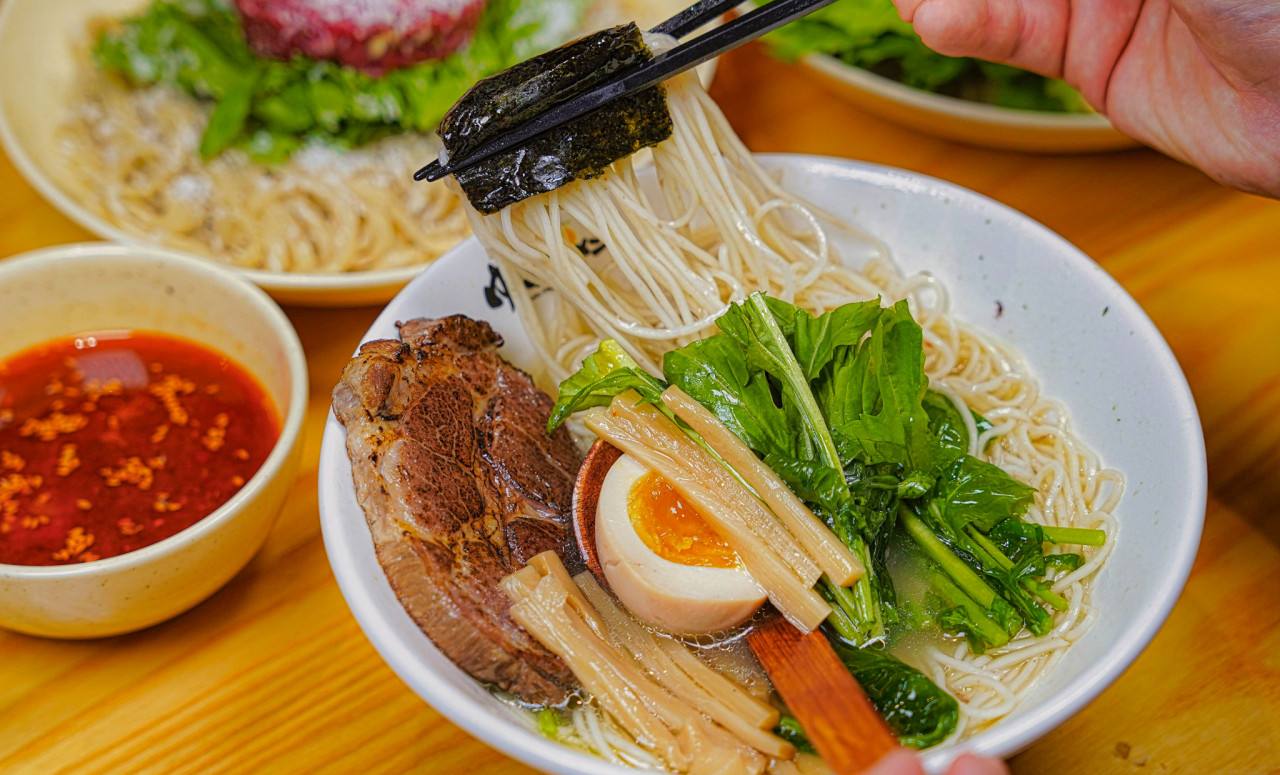 유자 향이 살아있는 시그니처 라멘 한 그릇 — 도마 유즈라멘 (안국 · 북촌 한옥마을, Anguk Korean BBQ & Ramen)